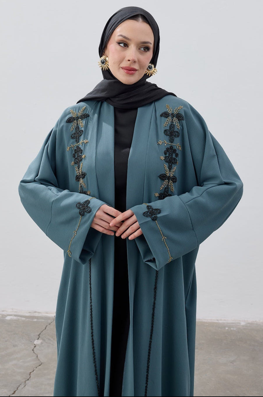 El İşlemeli Boncuk Detaylı Abaya