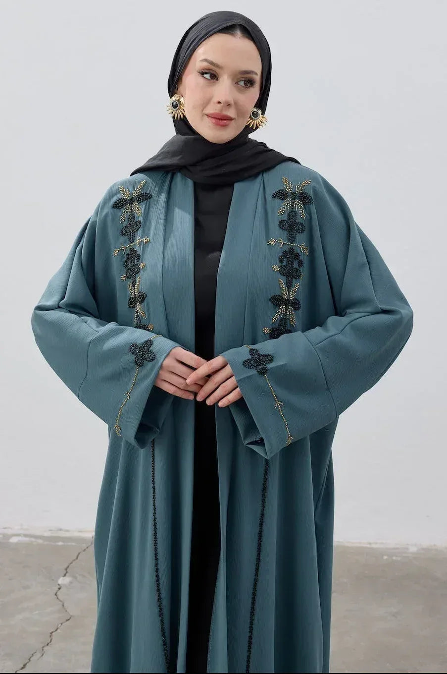 El İşlemeli Boncuk Detaylı Abaya - VIADEL Atelier