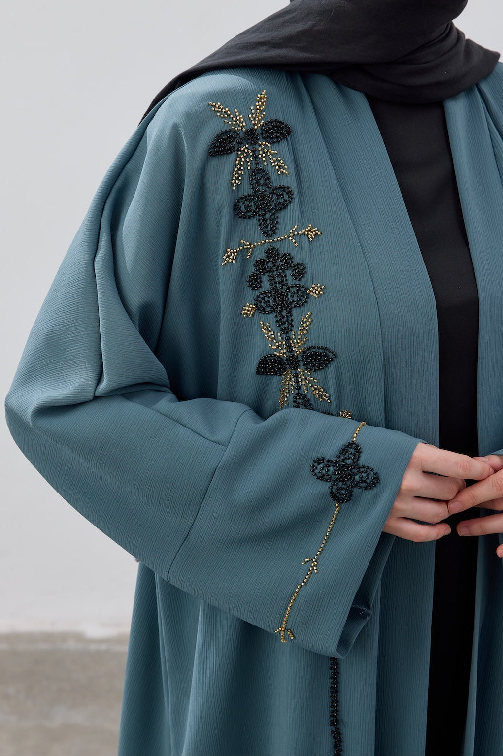 El İşlemeli Boncuk Detaylı Abaya