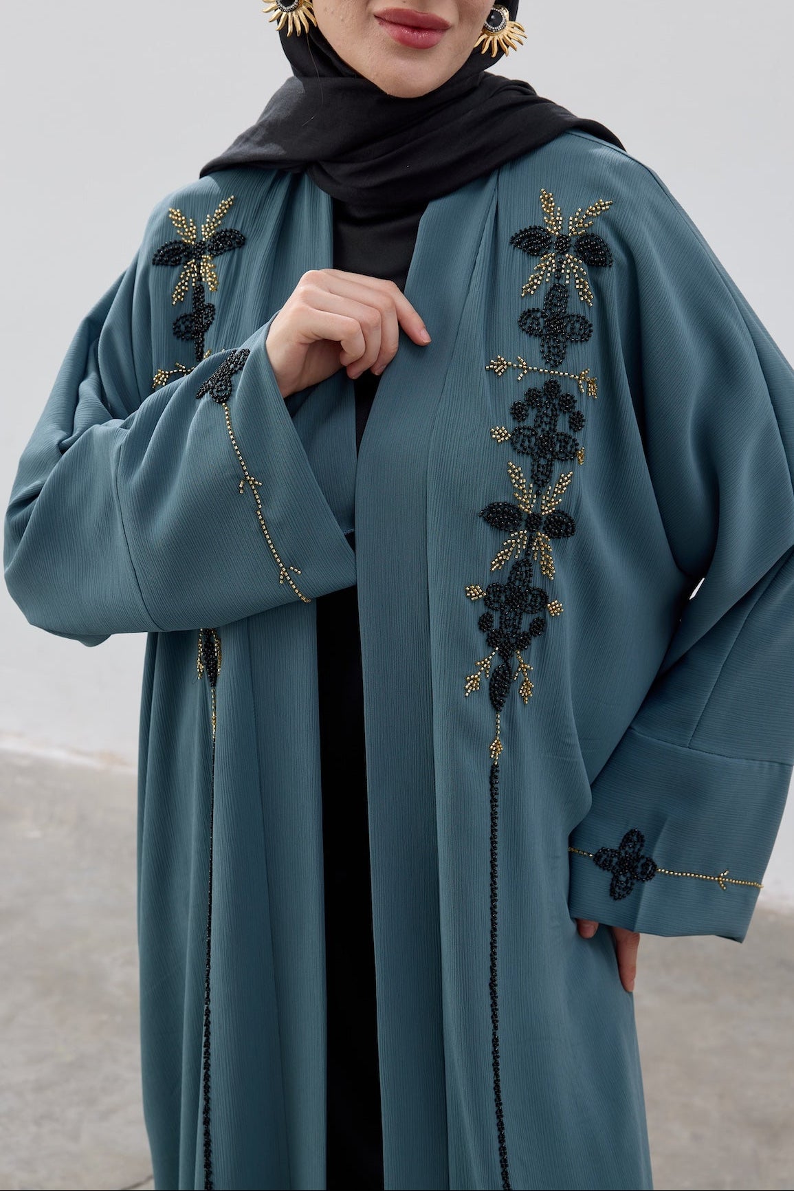 El İşlemeli Boncuk Detaylı Abaya