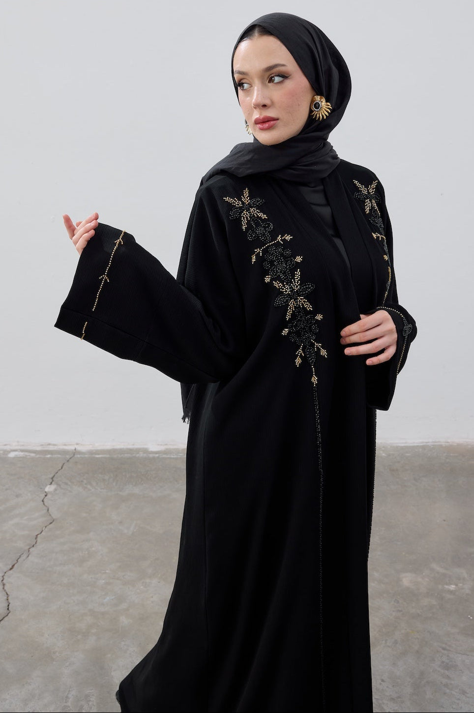 El İşlemeli Boncuk Detaylı Abaya