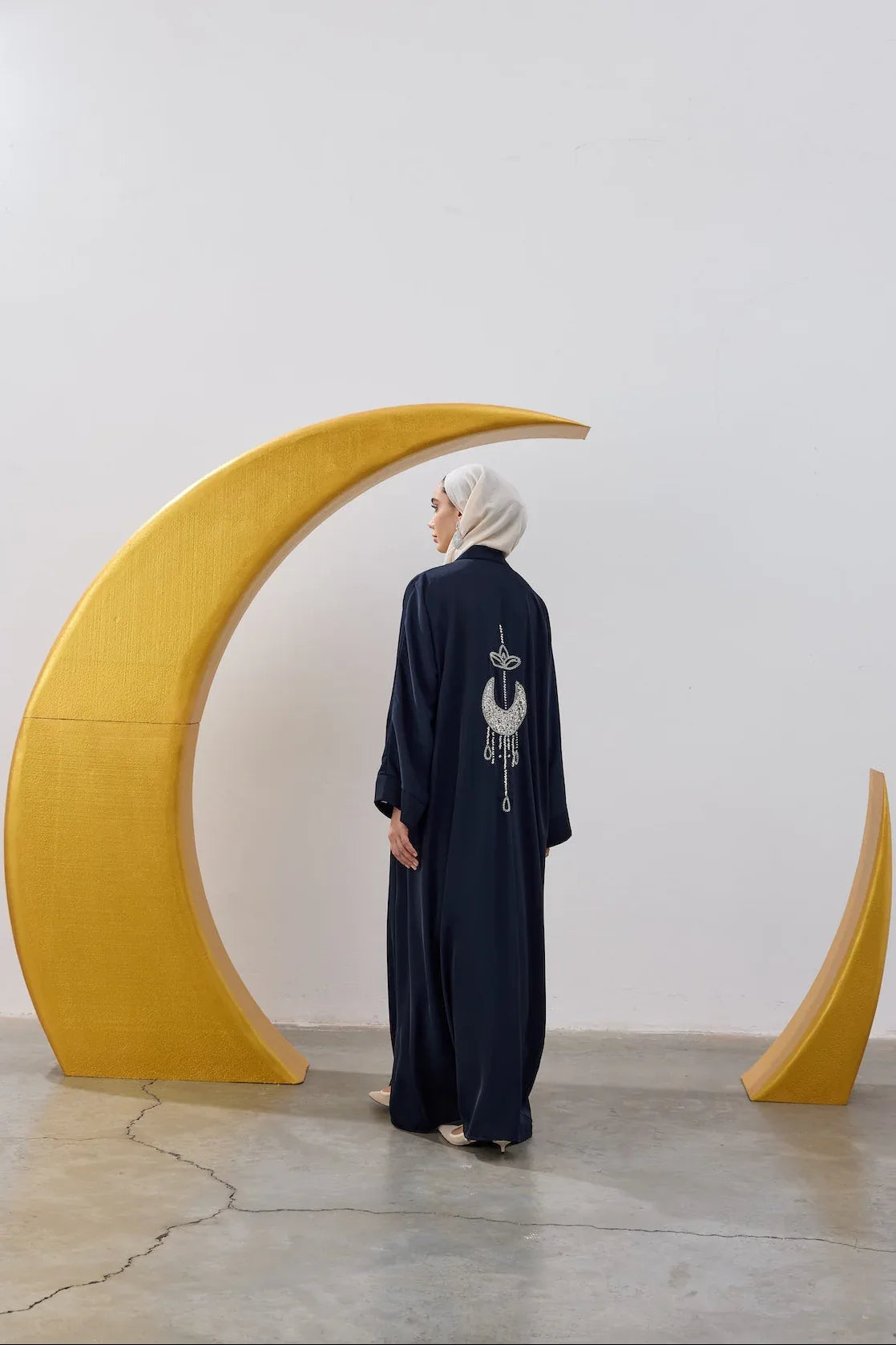 Sırt Taş İşlemeli Hilal Abaya - VIADEL Atelier