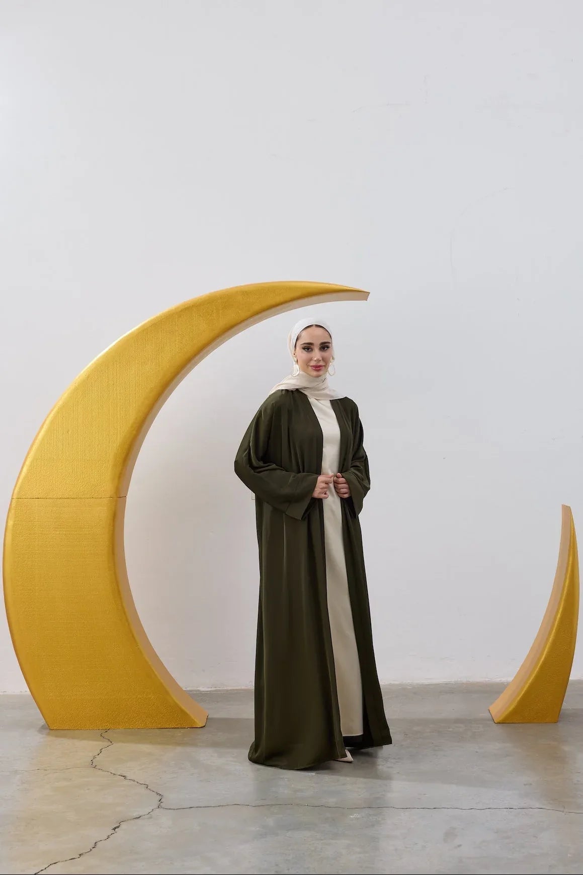 Sırt Taş İşlemeli Hilal Abaya - VIADEL Atelier