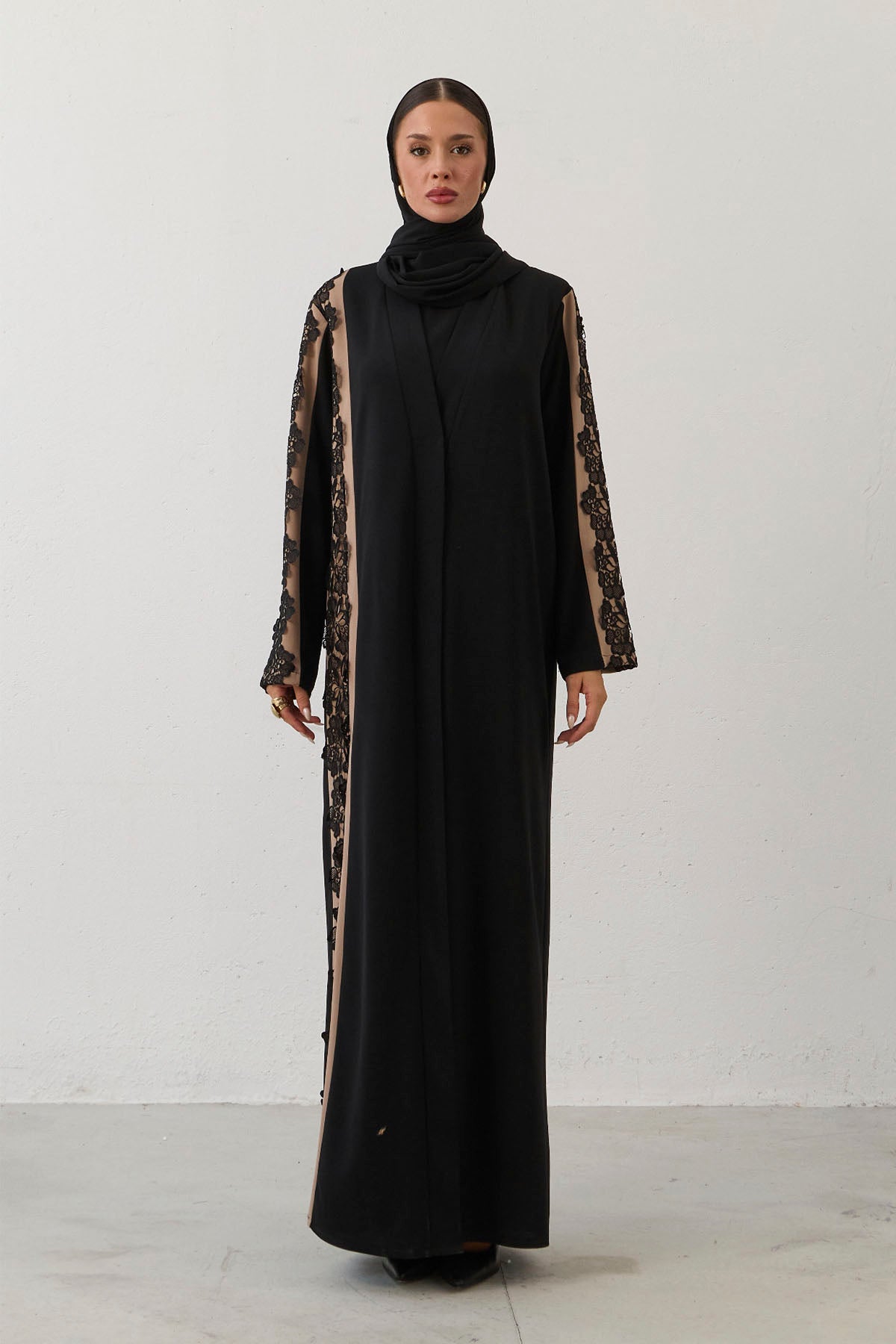 Çiçek Motif Dantelli Kol Abaya