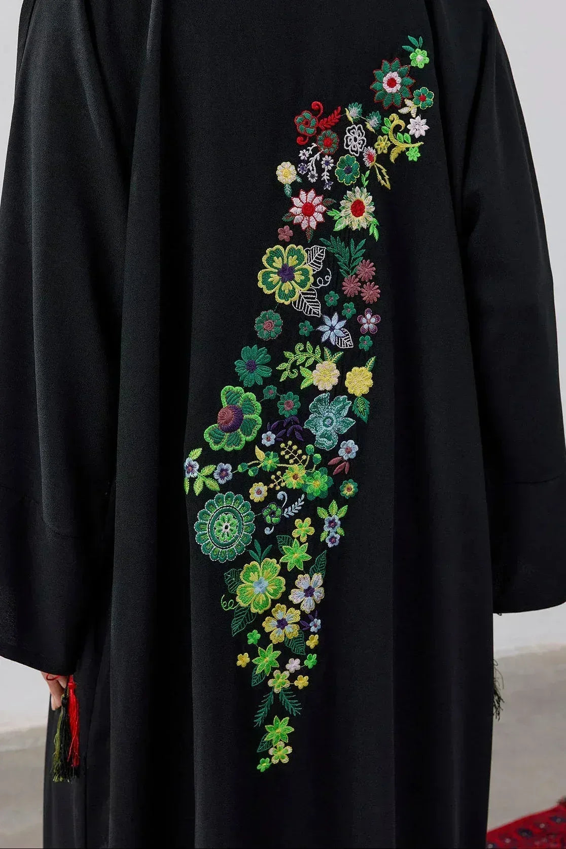 Tasarım Sırt Çiçek Motifli Nakış İşlemeli Abaya - VIADEL Atelier