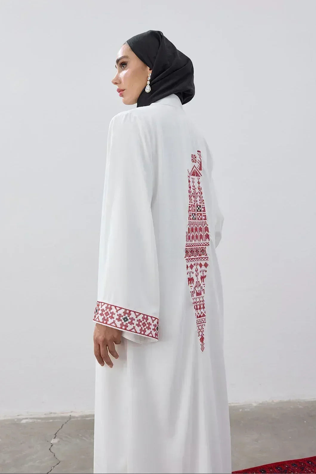 Beyaz Dubai Kumaş Kırmızı Harita Nakışlı Abaya - VIADEL Atelier