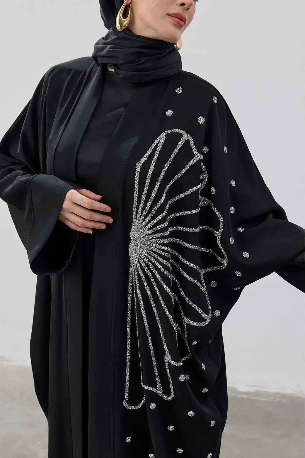 Damla Taş işlemeli Yarım Çiçek Siyah Abaya - VIADEL Atelier