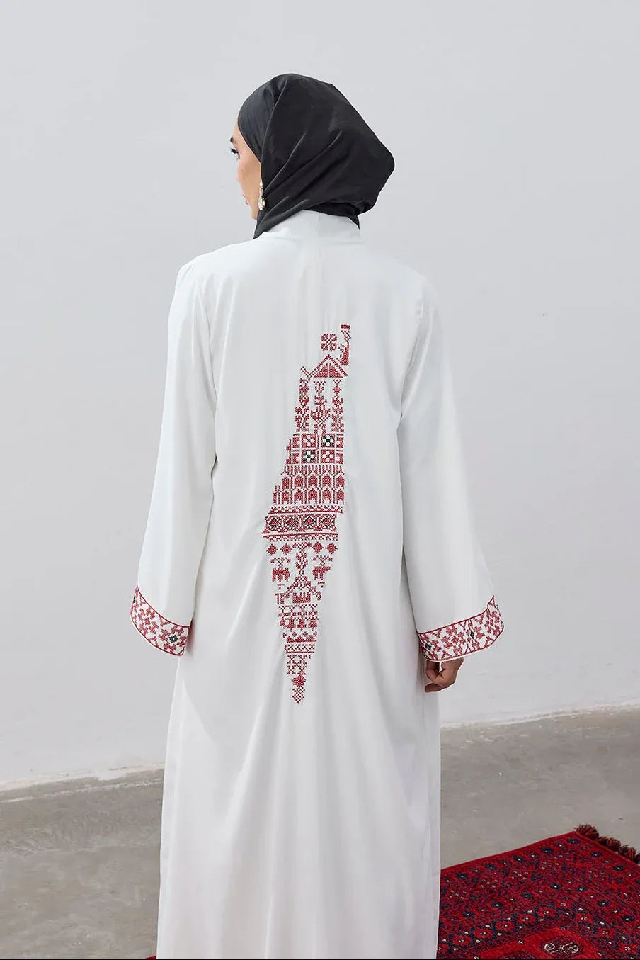 Beyaz Dubai Kumaş Kırmızı Harita Nakışlı Abaya - VIADEL Atelier
