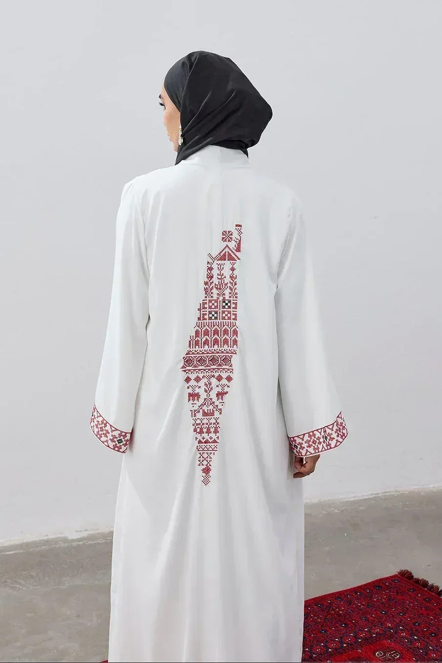 Beyaz Dubai Kumaş Kırmızı Harita Nakışlı Abaya - VIADEL Atelier