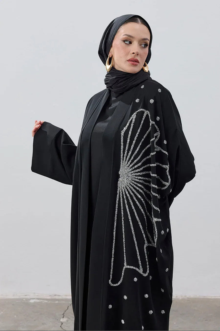 Damla Taş işlemeli Yarım Çiçek Siyah Abaya - VIADEL Atelier