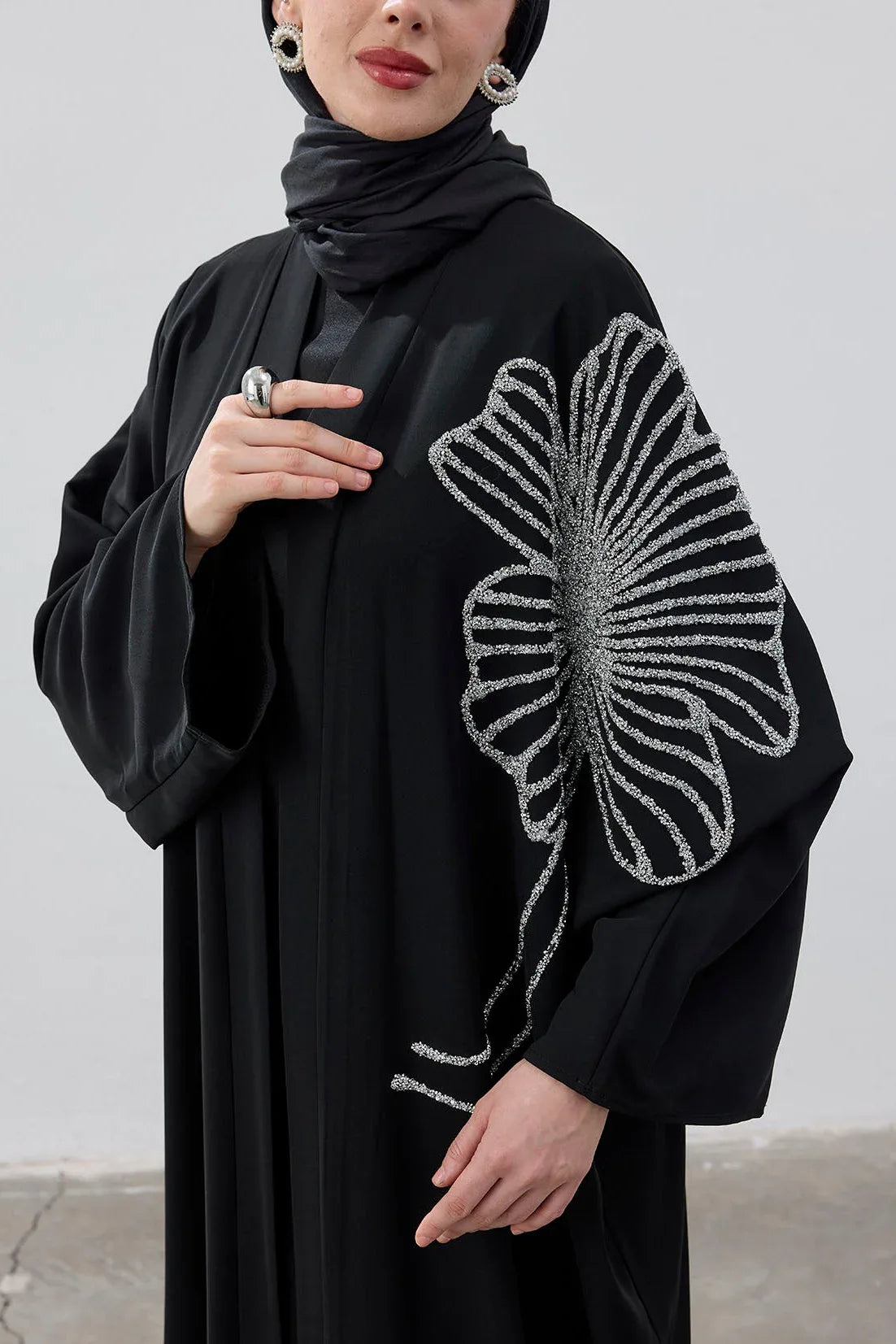 Taş İşlemeli Büyük Çiçek Siyah Abaya - VIADEL Atelier