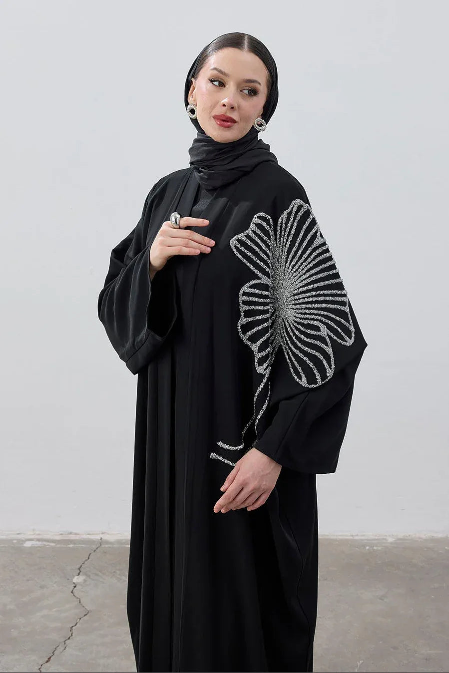 Taş İşlemeli Büyük Çiçek Siyah Abaya - VIADEL Atelier