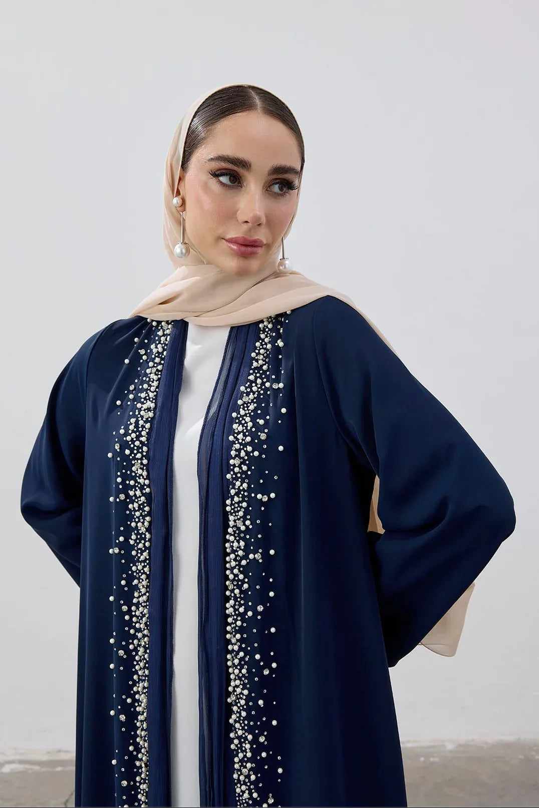 Özel İnci Taş İşlemeli Garni Detay Abaya - VIADEL Atelier