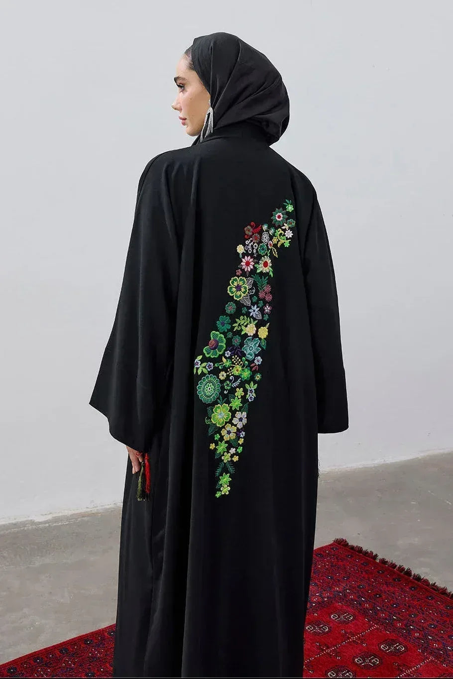 Tasarım Sırt Çiçek Motifli Nakış İşlemeli Abaya - VIADEL Atelier