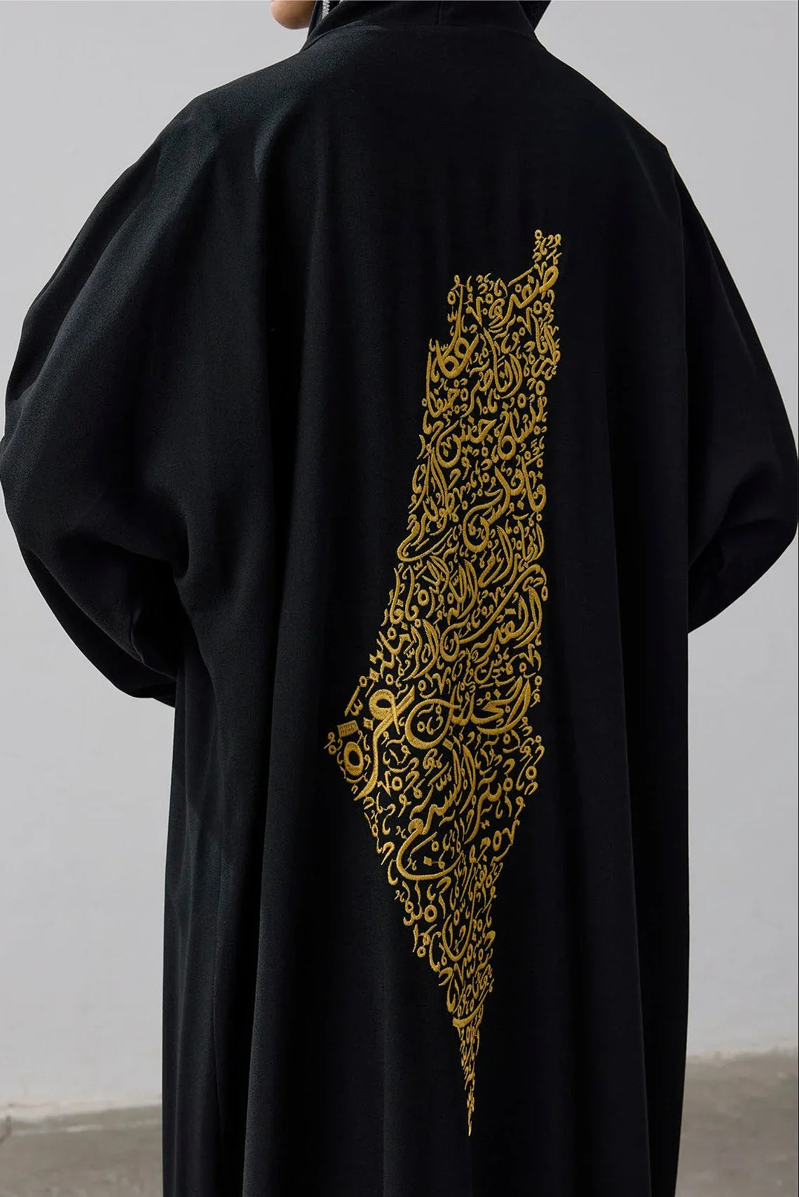 Tasarım Sırt Şehir Haritalı Nakış İşlemeli Abaya - VIADEL Atelier