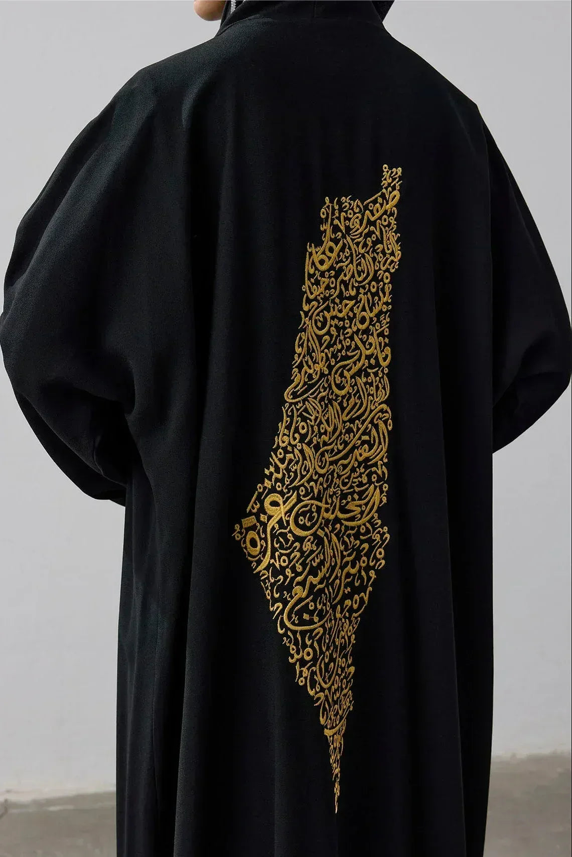 Tasarım Sırt Şehir Haritalı Nakış İşlemeli Abaya - VIADEL Atelier