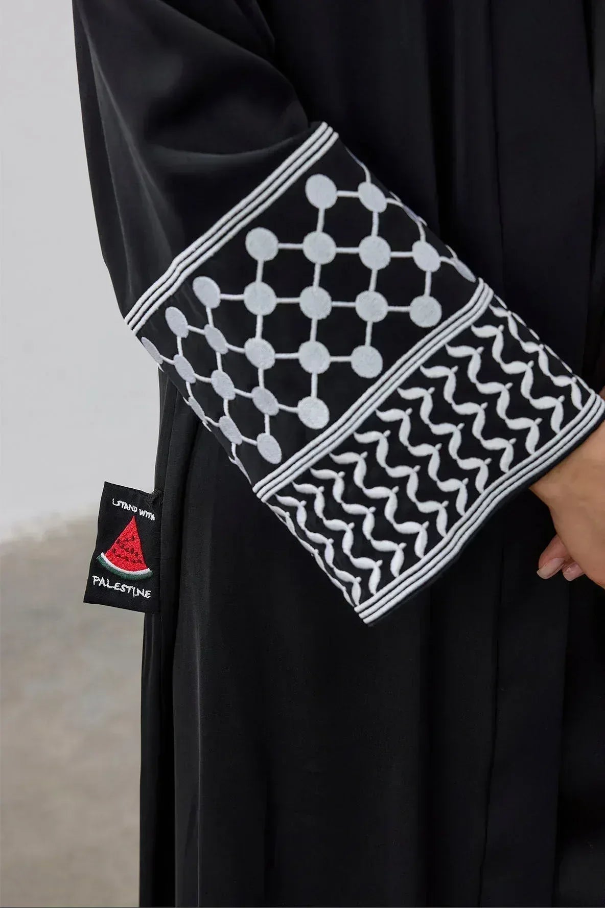 Modern Kefiye Kol Tasarımlı Nakışlı Dubai Kumaş Abaya - VIADEL Atelier