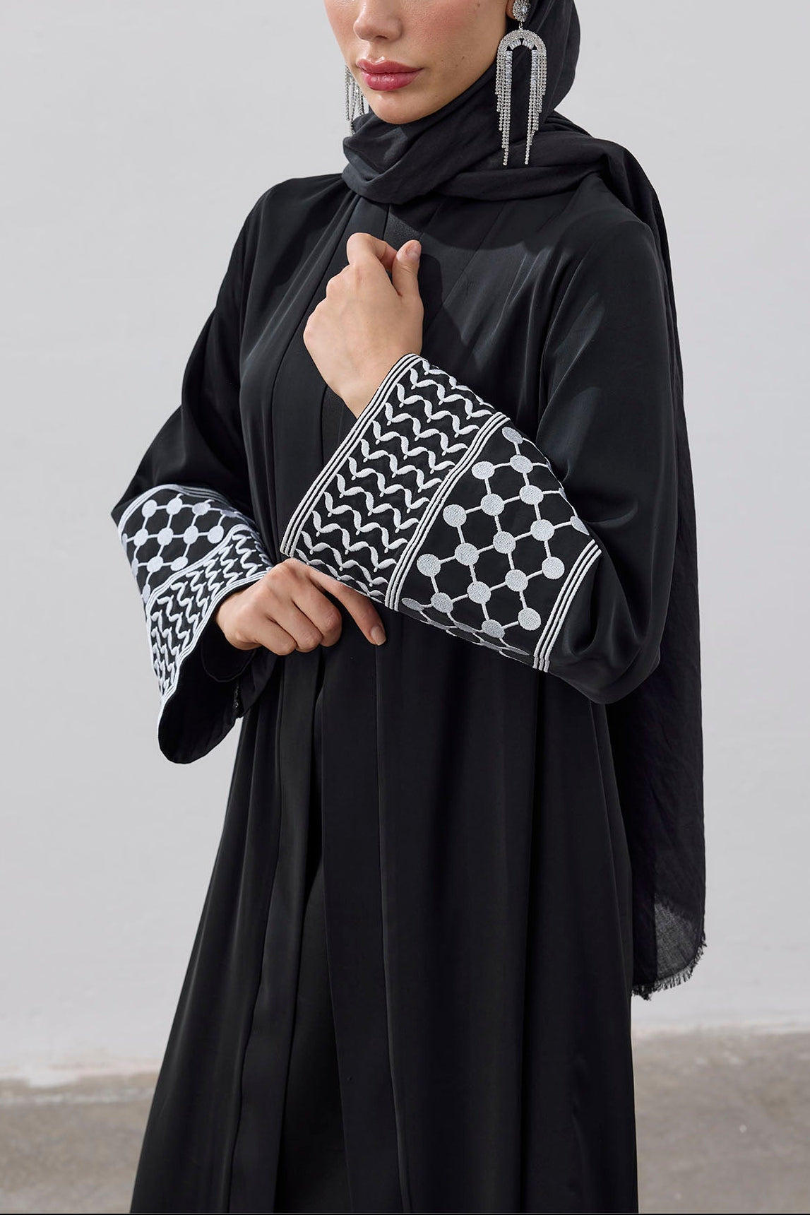 Modern Kefiye Kol Tasarımlı Nakışlı Dubai Kumaş Abaya