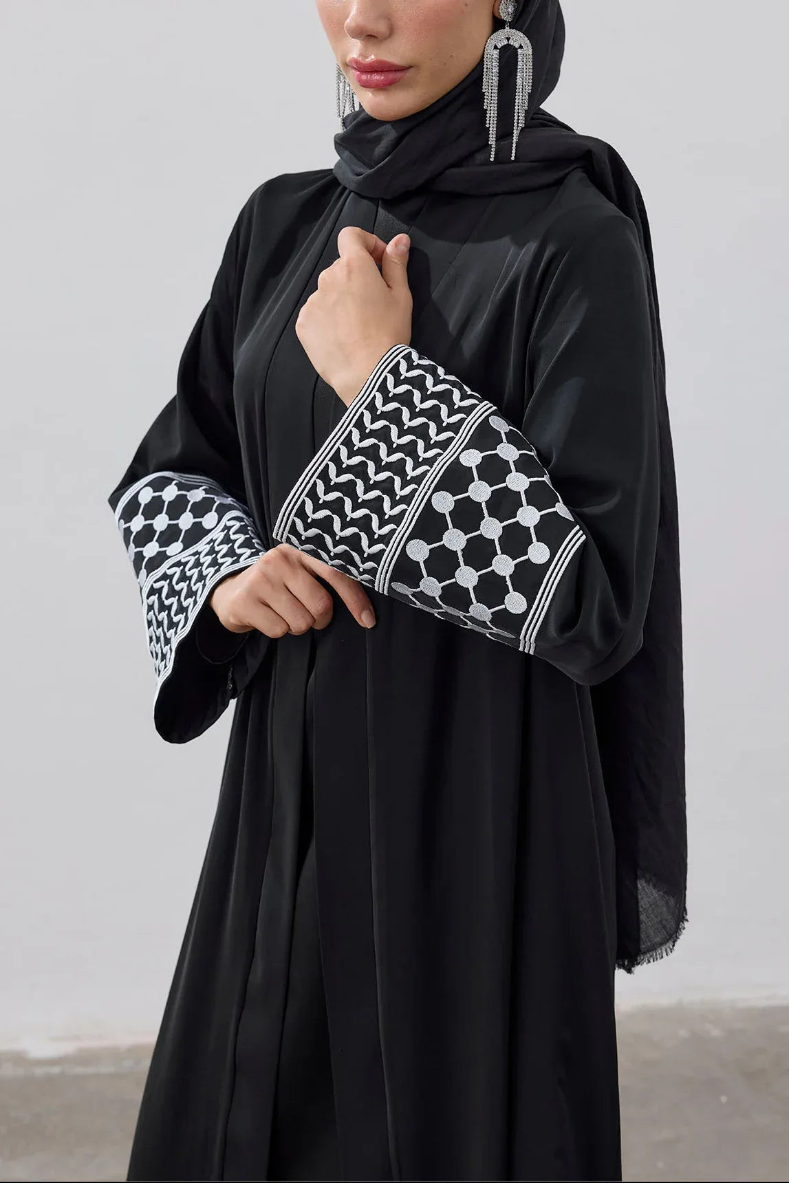 Modern Kefiye Kol Tasarımlı Nakışlı Dubai Kumaş Abaya - VIADEL Atelier