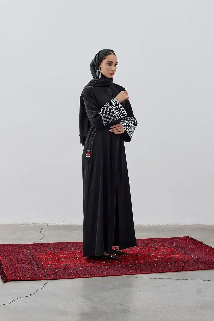 Modern Kefiye Kol Tasarımlı Nakışlı Dubai Kumaş Abaya - VIADEL Atelier