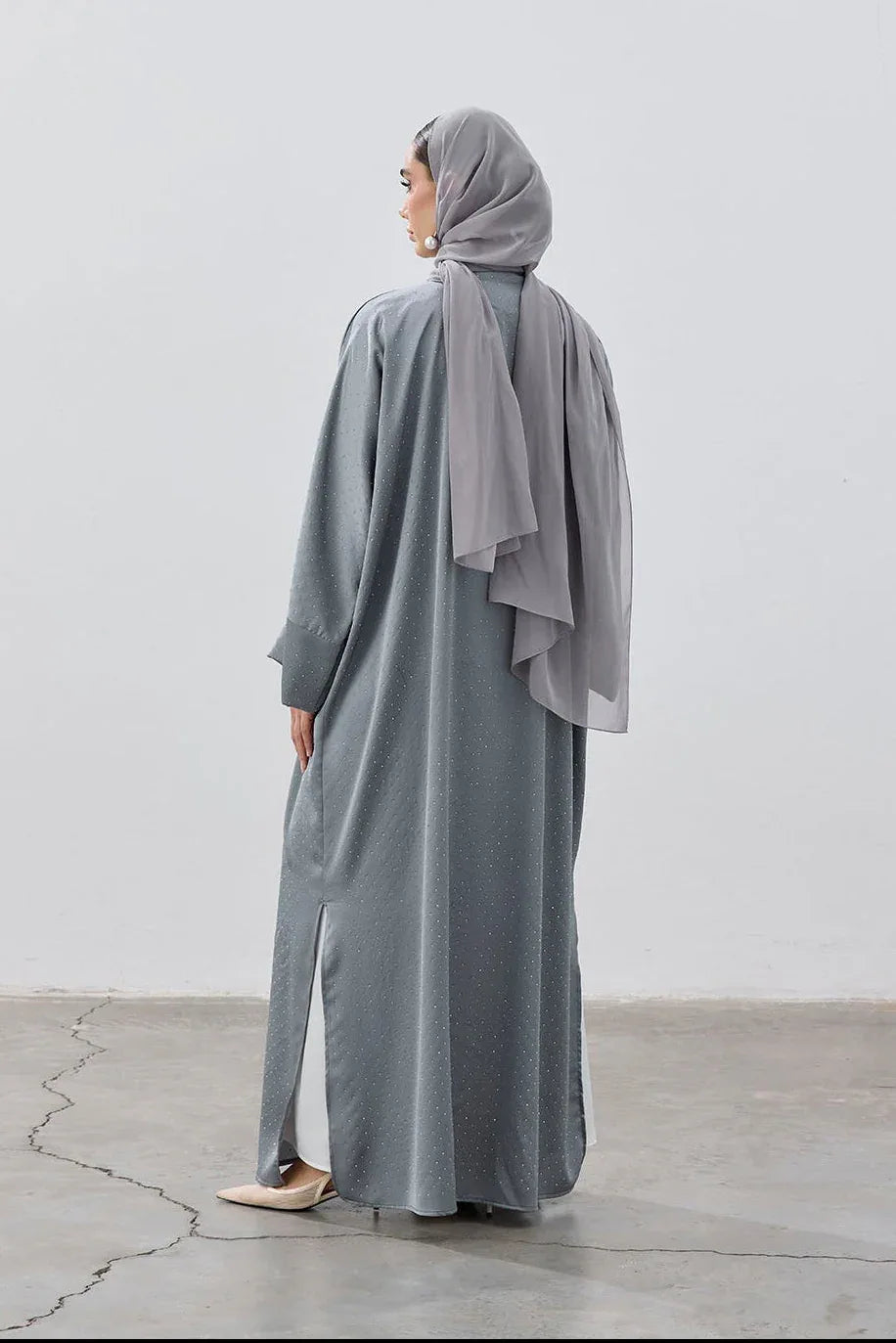 Taşlı Kum Saten Yırtmaçlı Abaya - VIADEL Atelier