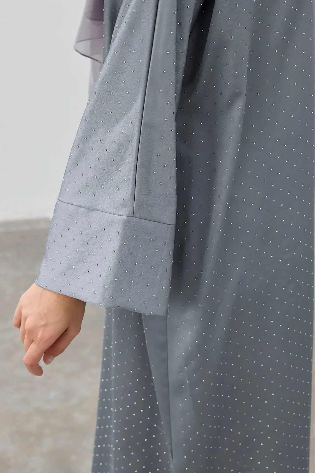 Taşlı Kum Saten Yırtmaçlı Abaya - VIADEL Atelier