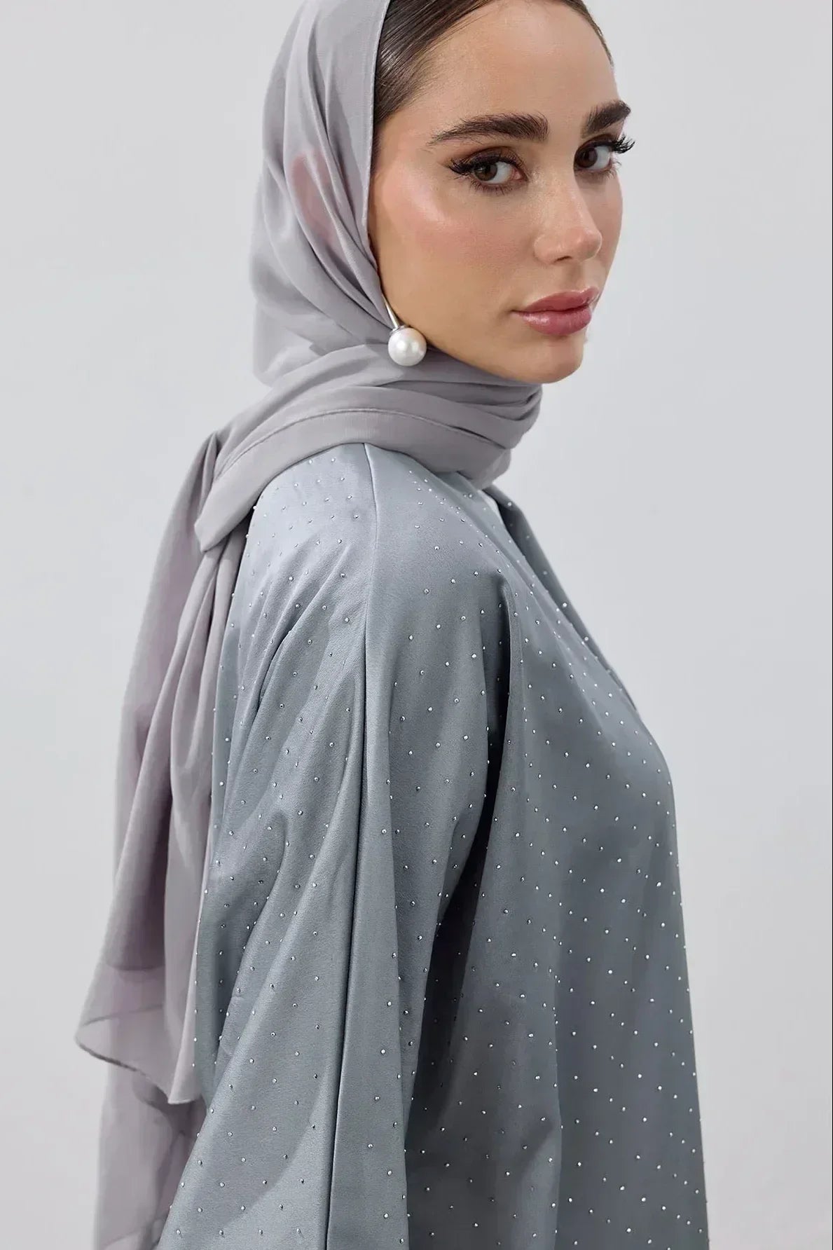 Taşlı Kum Saten Yırtmaçlı Abaya - VIADEL Atelier