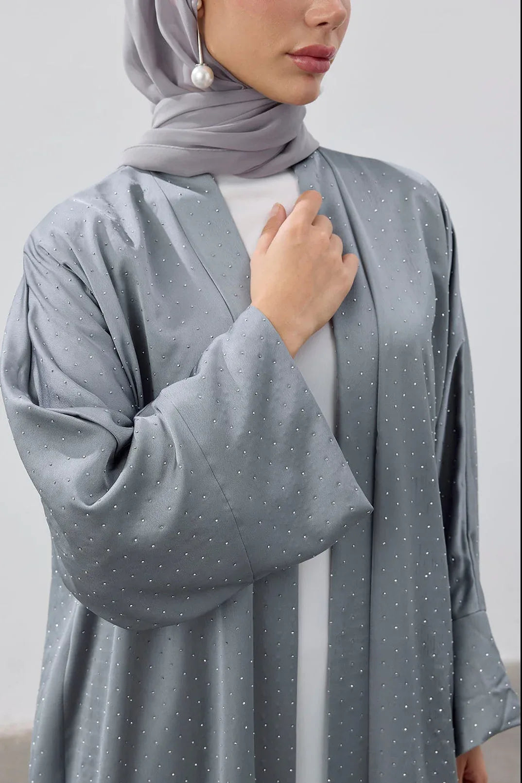 Taşlı Kum Saten Yırtmaçlı Abaya - VIADEL Atelier