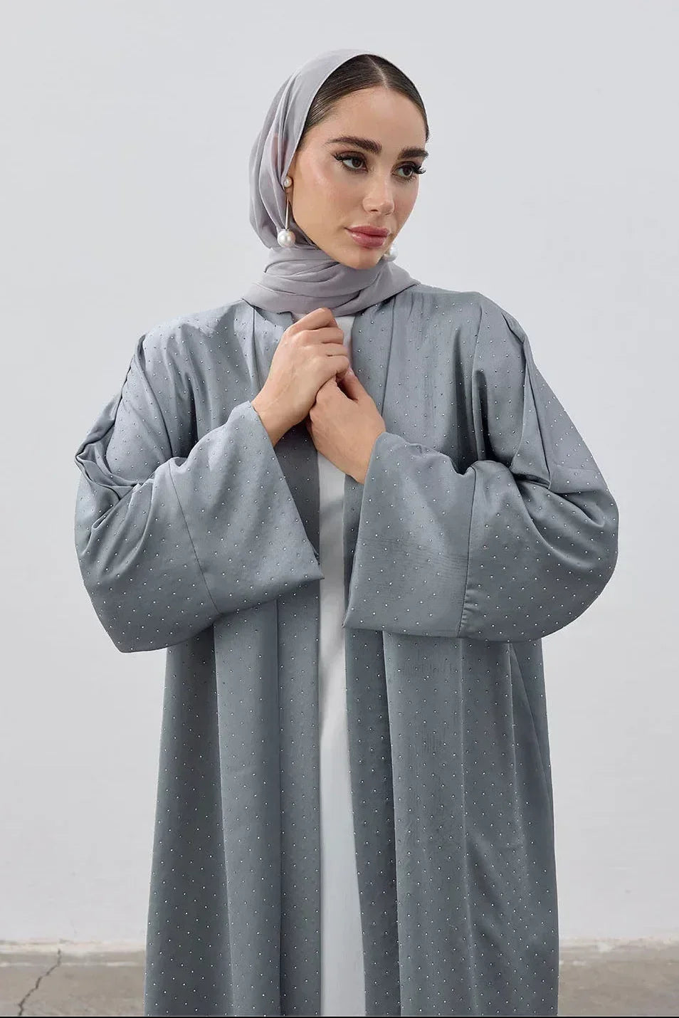 Taşlı Kum Saten Yırtmaçlı Abaya - VIADEL Atelier