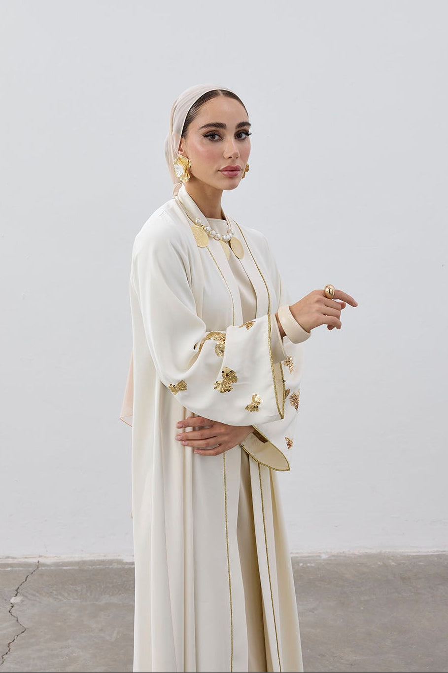 Pullu Kelebek Kol Detaylı Şerit Abaya