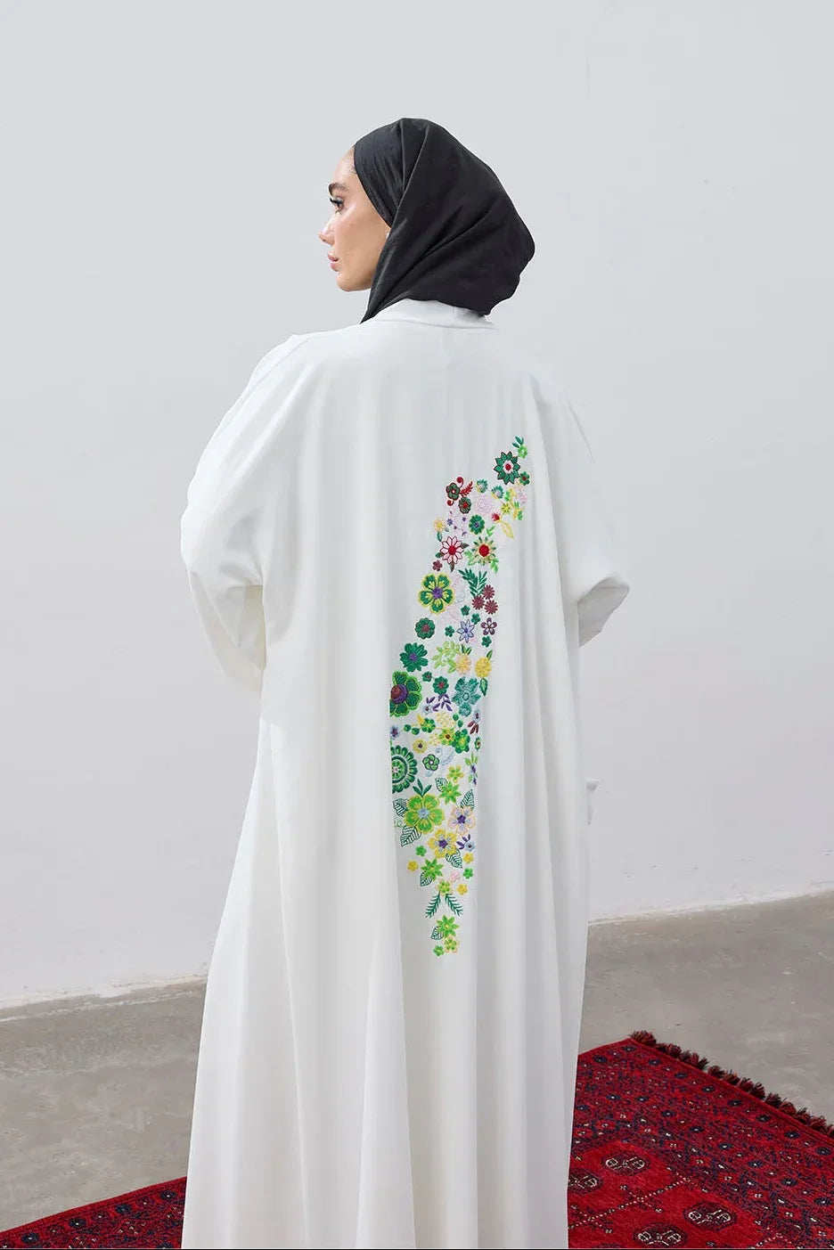 Tasarım Sırt Çiçek Motifli Nakış İşlemeli Abaya - VIADEL Atelier