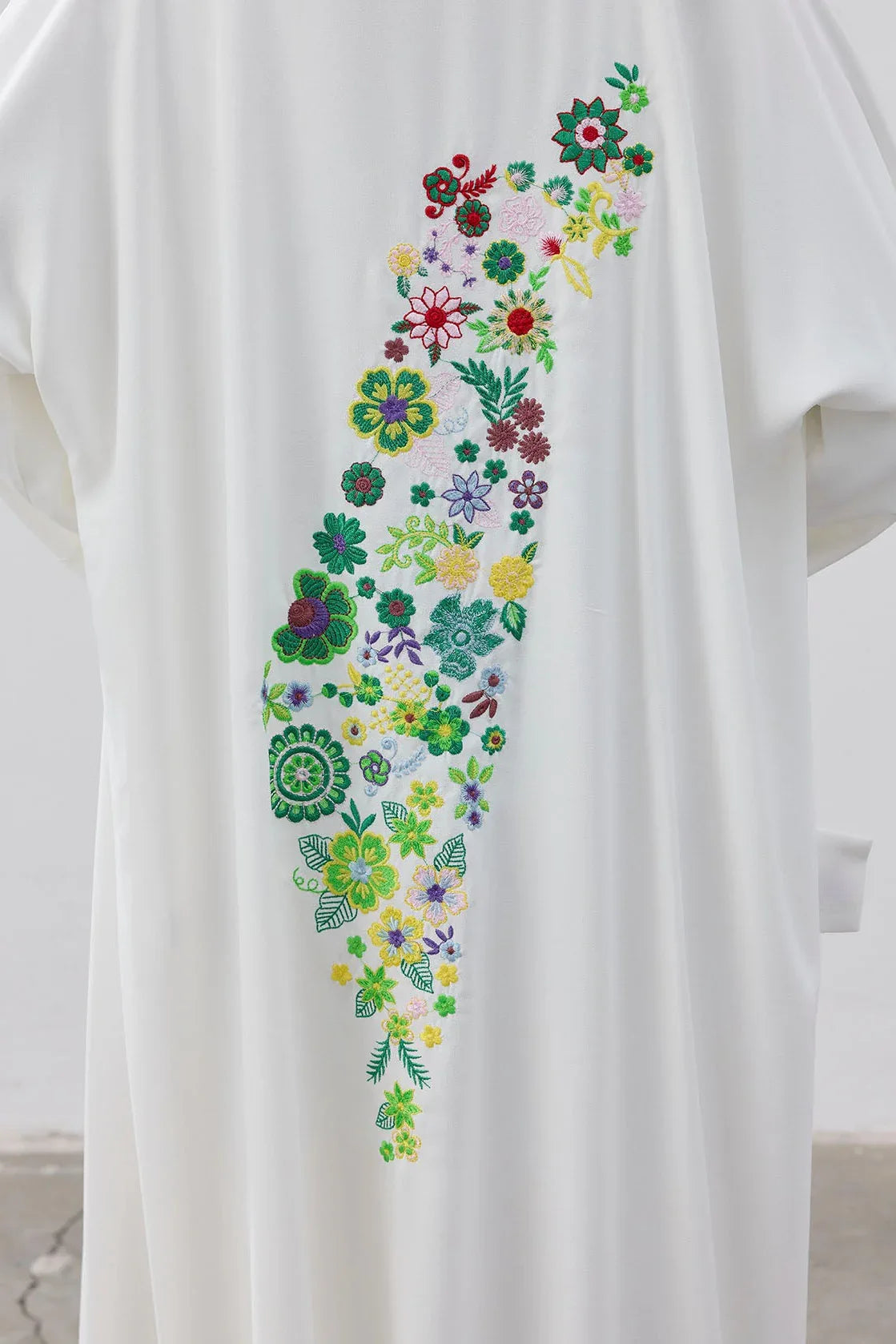 Tasarım Sırt Çiçek Motifli Nakış İşlemeli Abaya - VIADEL Atelier