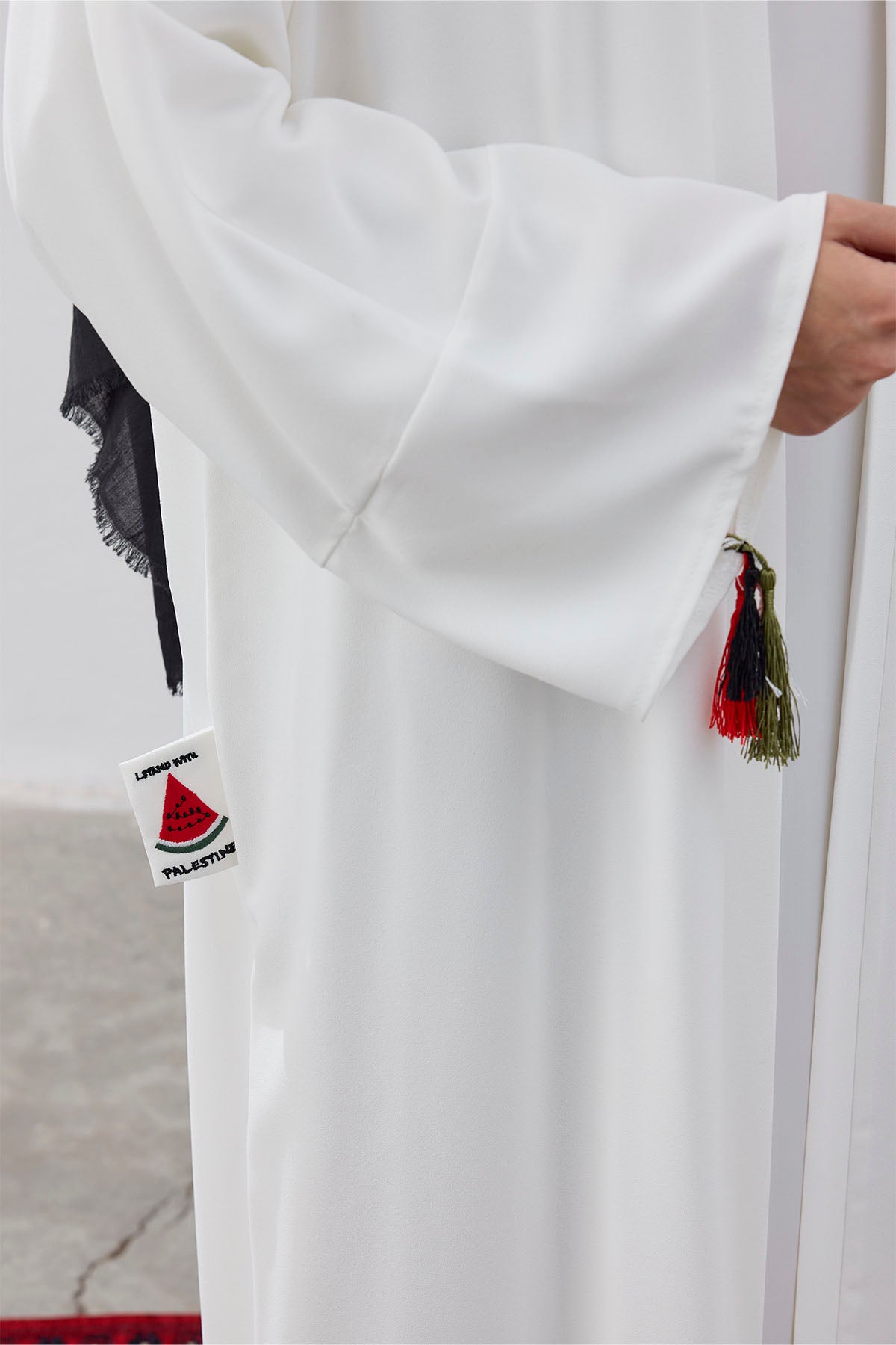 Tasarım Sırt Çiçek Motifli Nakış İşlemeli Abaya