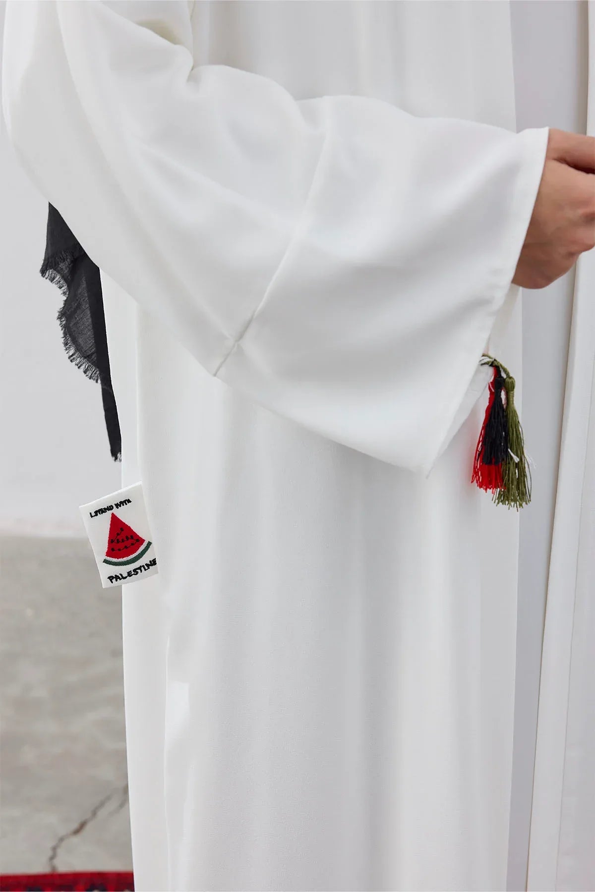 Tasarım Sırt Çiçek Motifli Nakış İşlemeli Abaya - VIADEL Atelier