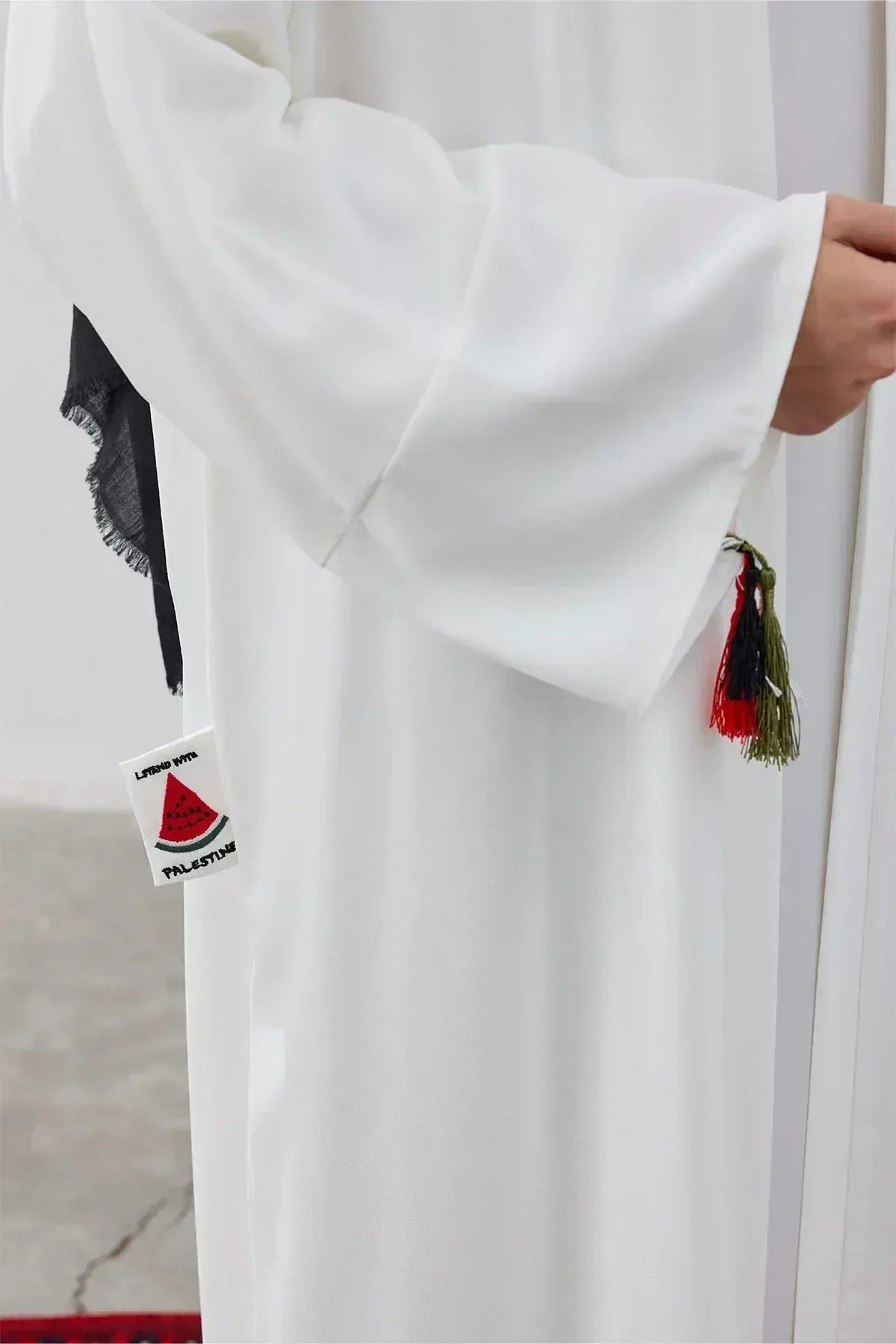 Tasarım Sırt Çiçek Motifli Nakış İşlemeli Abaya - VIADEL Atelier