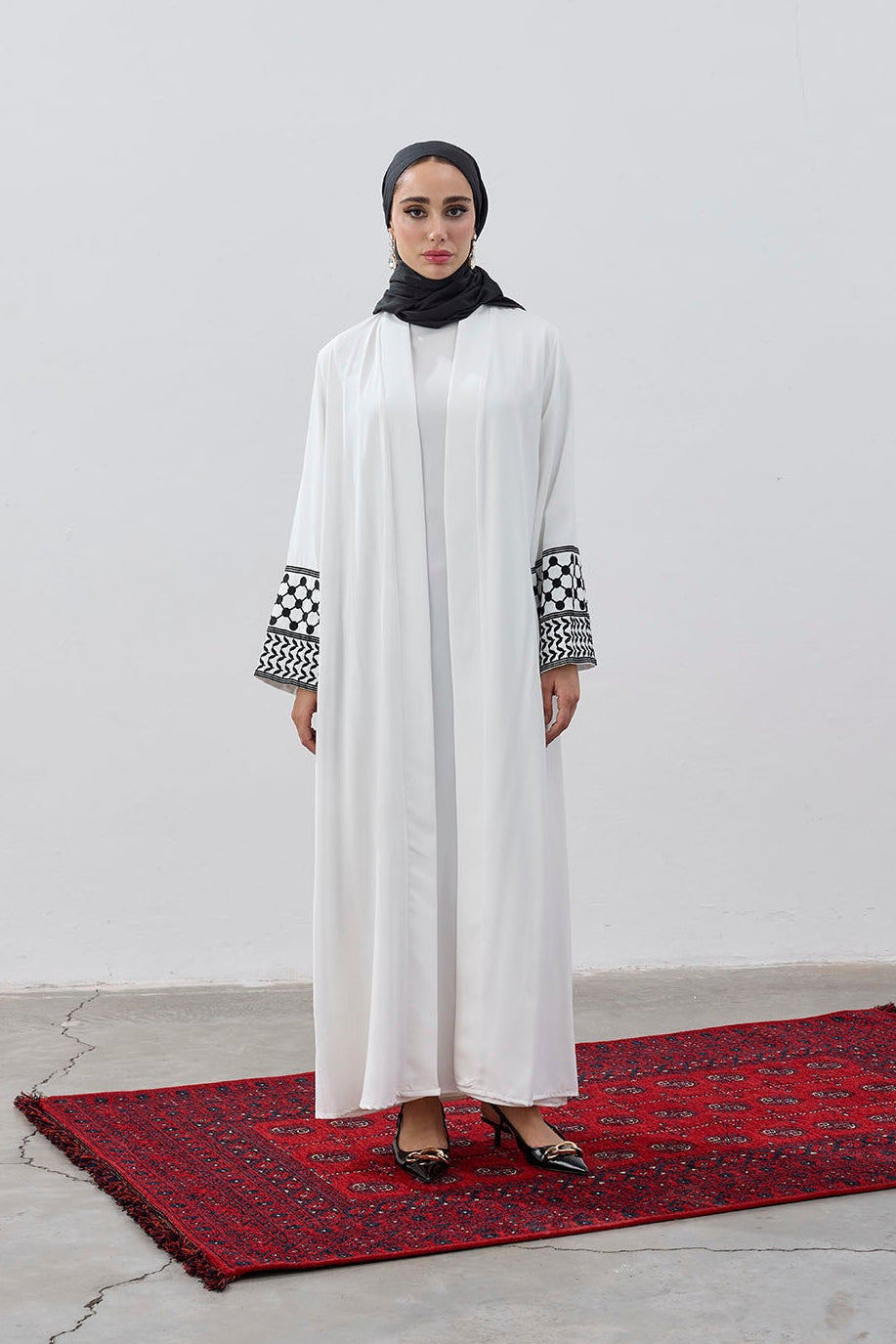 Modern Kefiye Kol Tasarımlı Nakışlı Dubai Kumaş Abaya