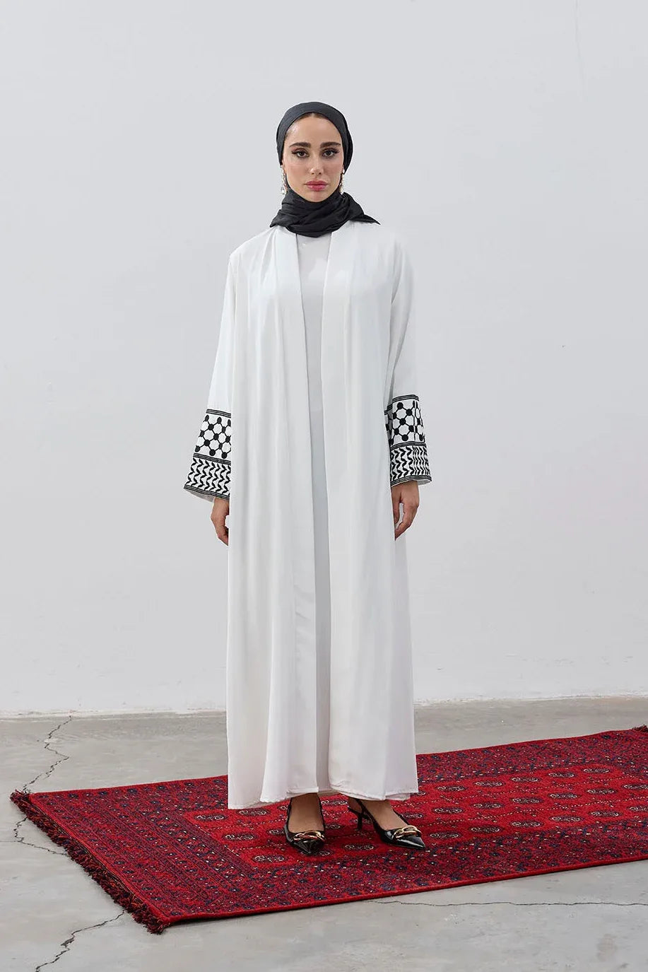 Modern Kefiye Kol Tasarımlı Nakışlı Dubai Kumaş Abaya - VIADEL Atelier