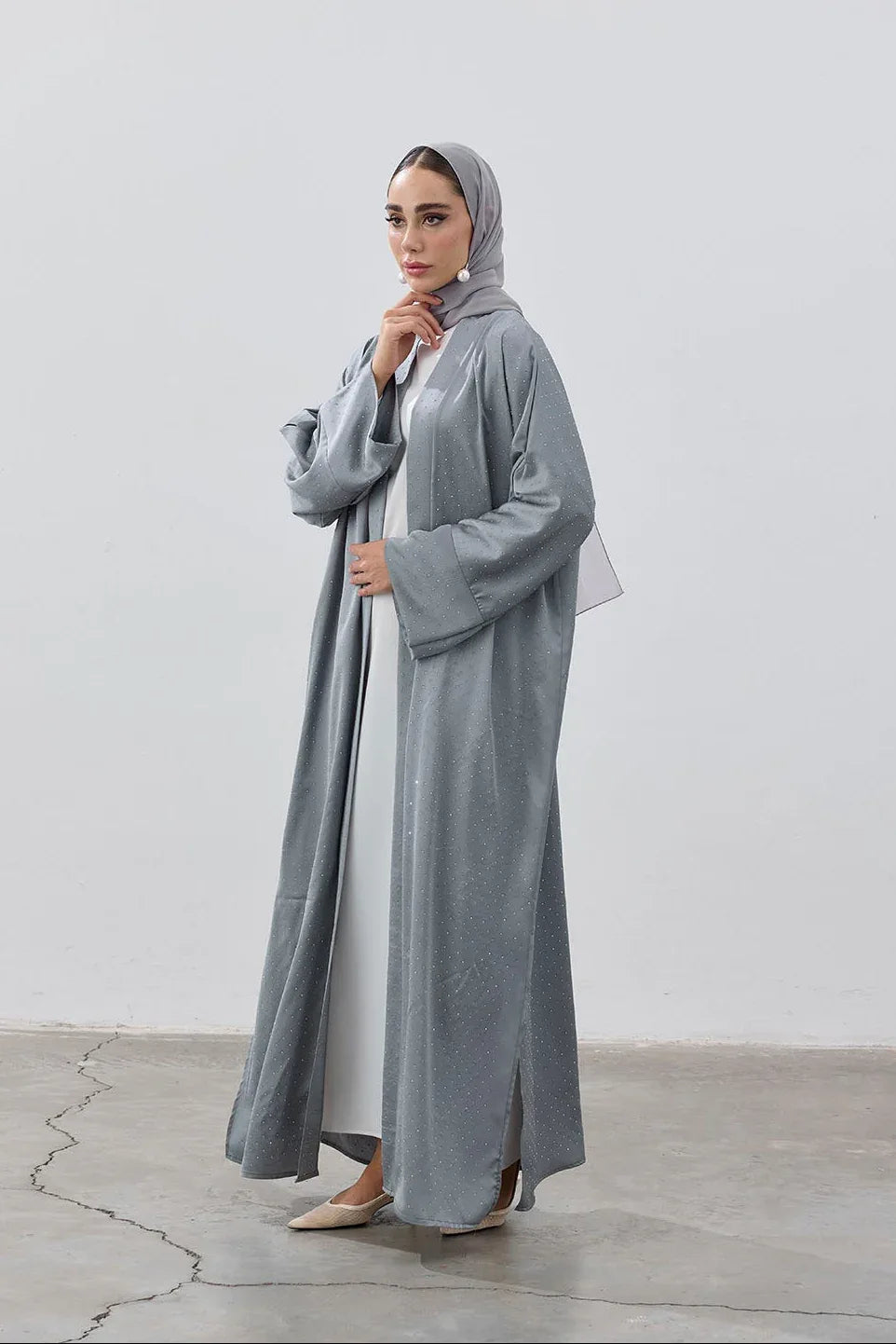Taşlı Kum Saten Yırtmaçlı Abaya - VIADEL Atelier