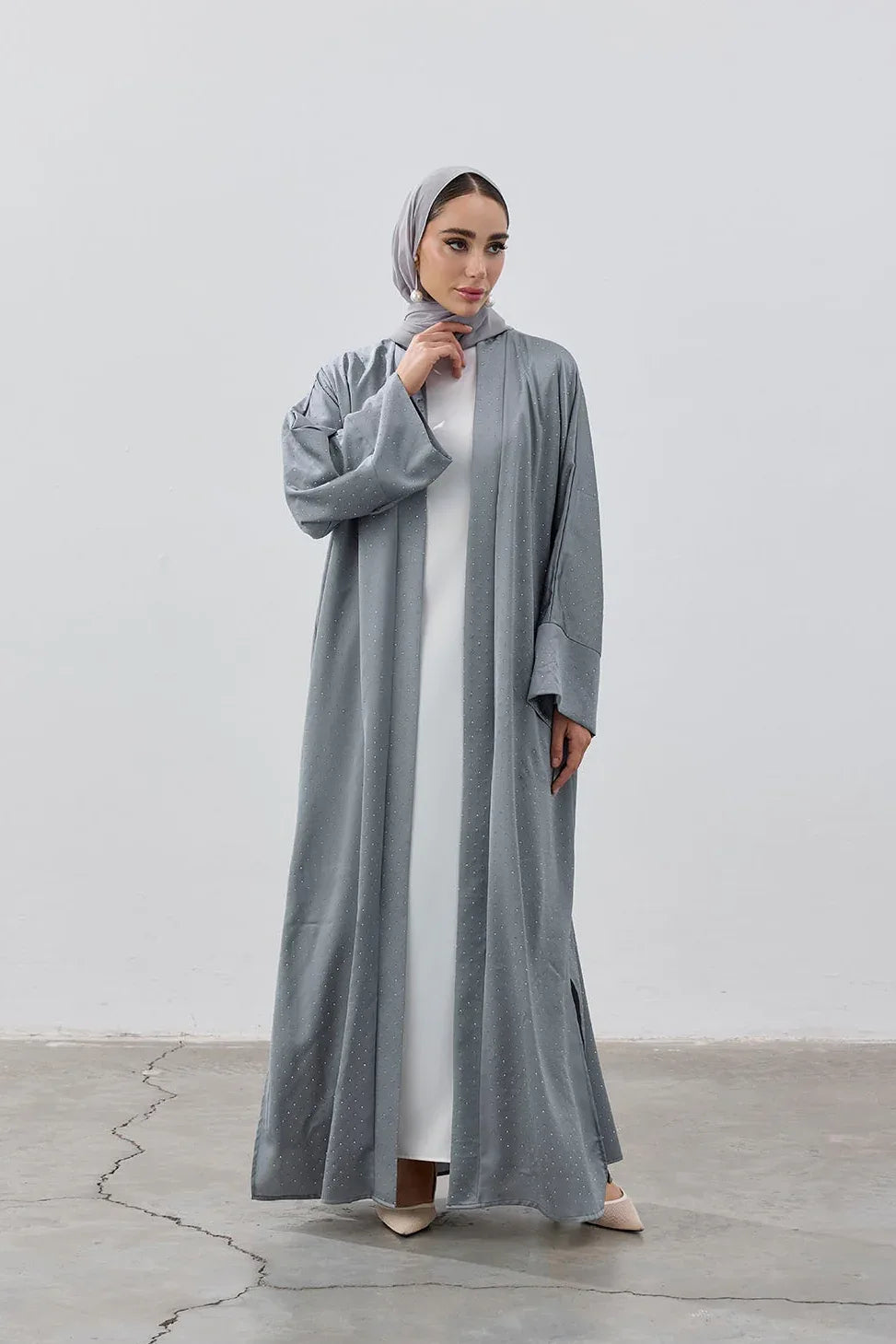 Taşlı Kum Saten Yırtmaçlı Abaya - VIADEL Atelier