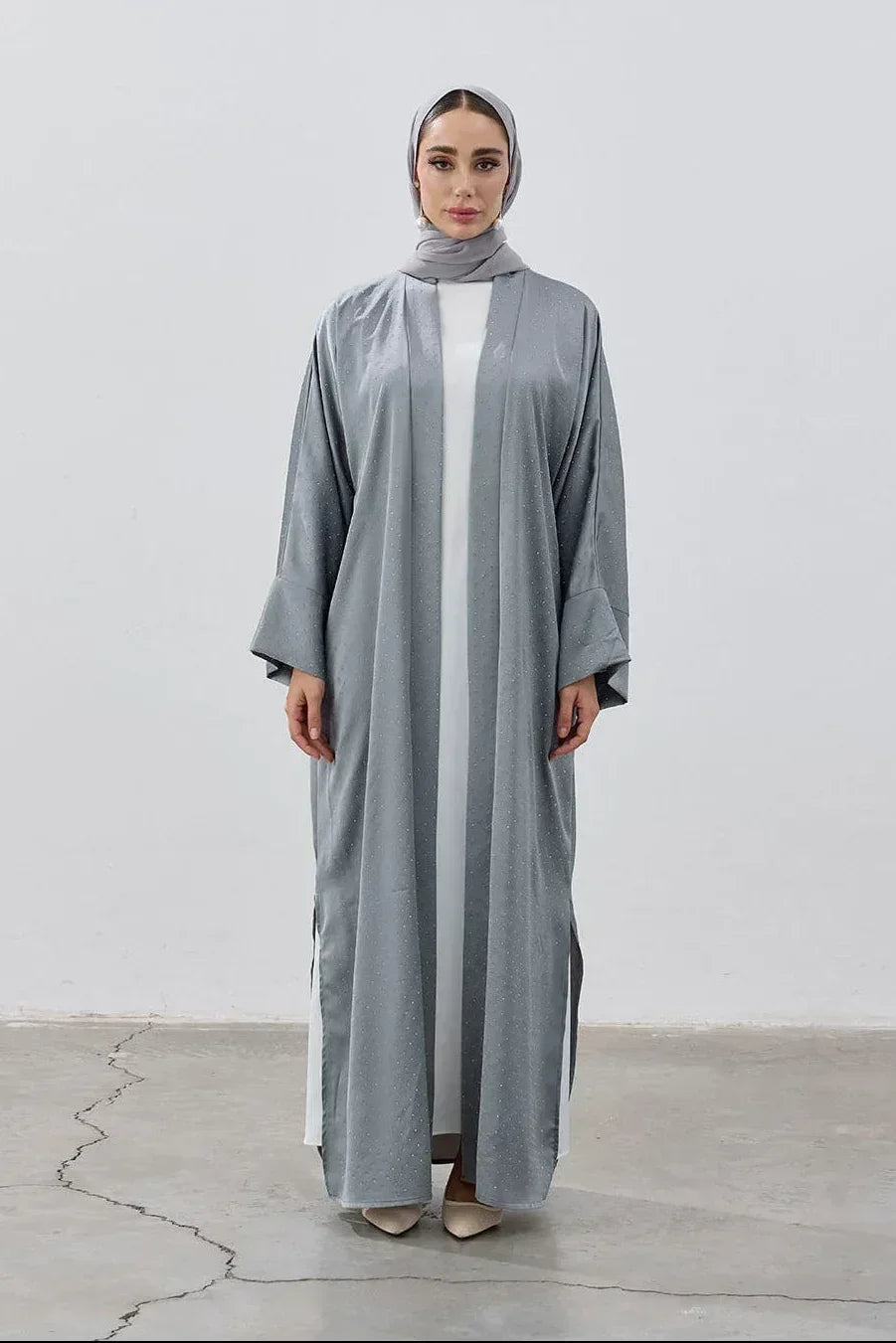 Taşlı Kum Saten Yırtmaçlı Abaya - VIADEL Atelier