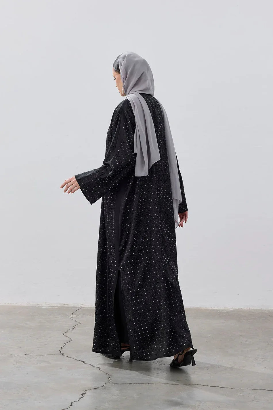 Taşlı Kum Saten Yırtmaçlı Abaya - VIADEL Atelier