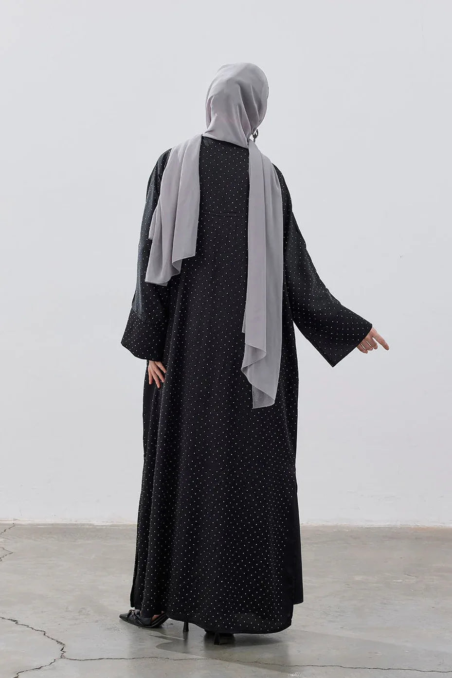 Taşlı Kum Saten Yırtmaçlı Abaya - VIADEL Atelier