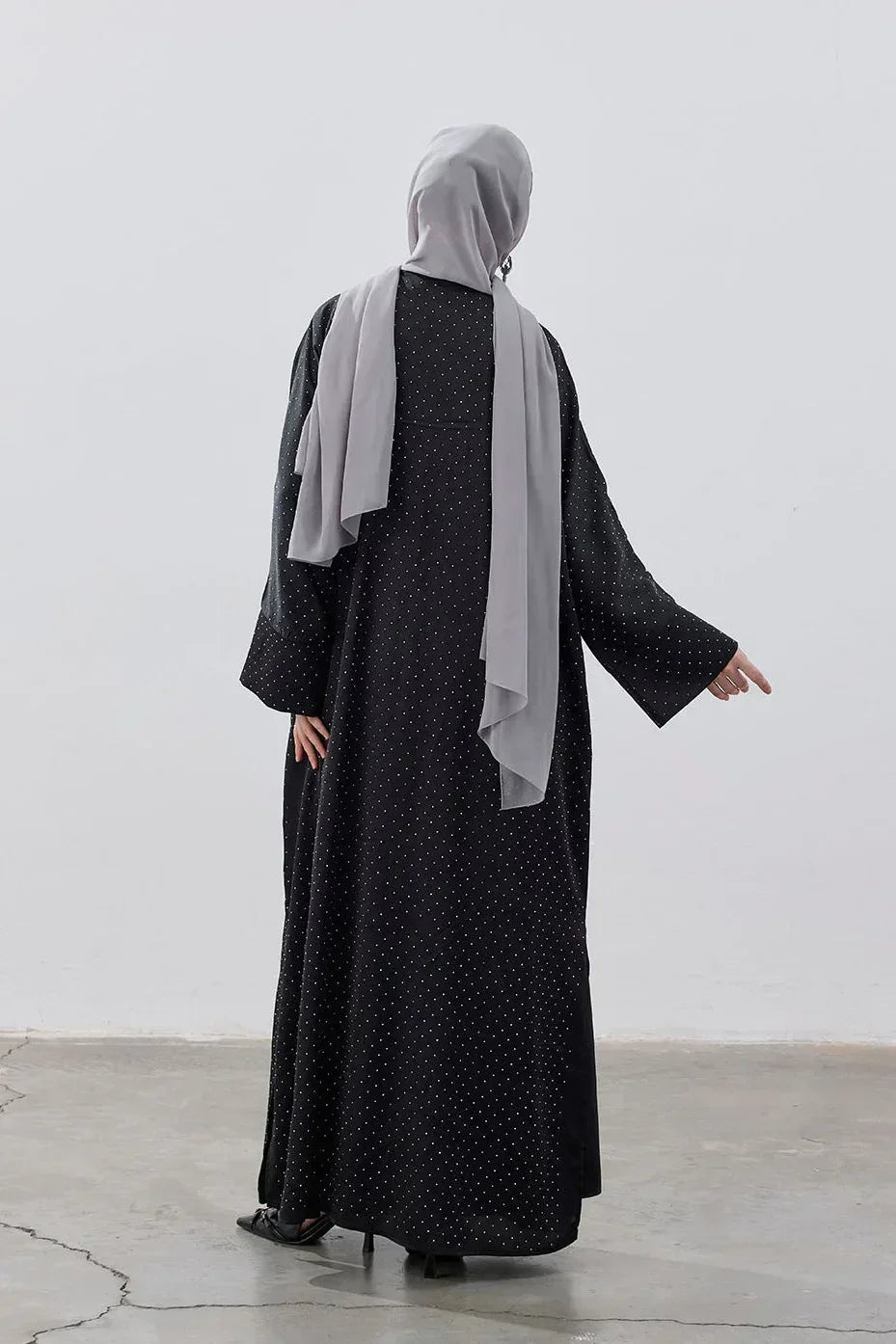 Taşlı Kum Saten Yırtmaçlı Abaya - VIADEL Atelier