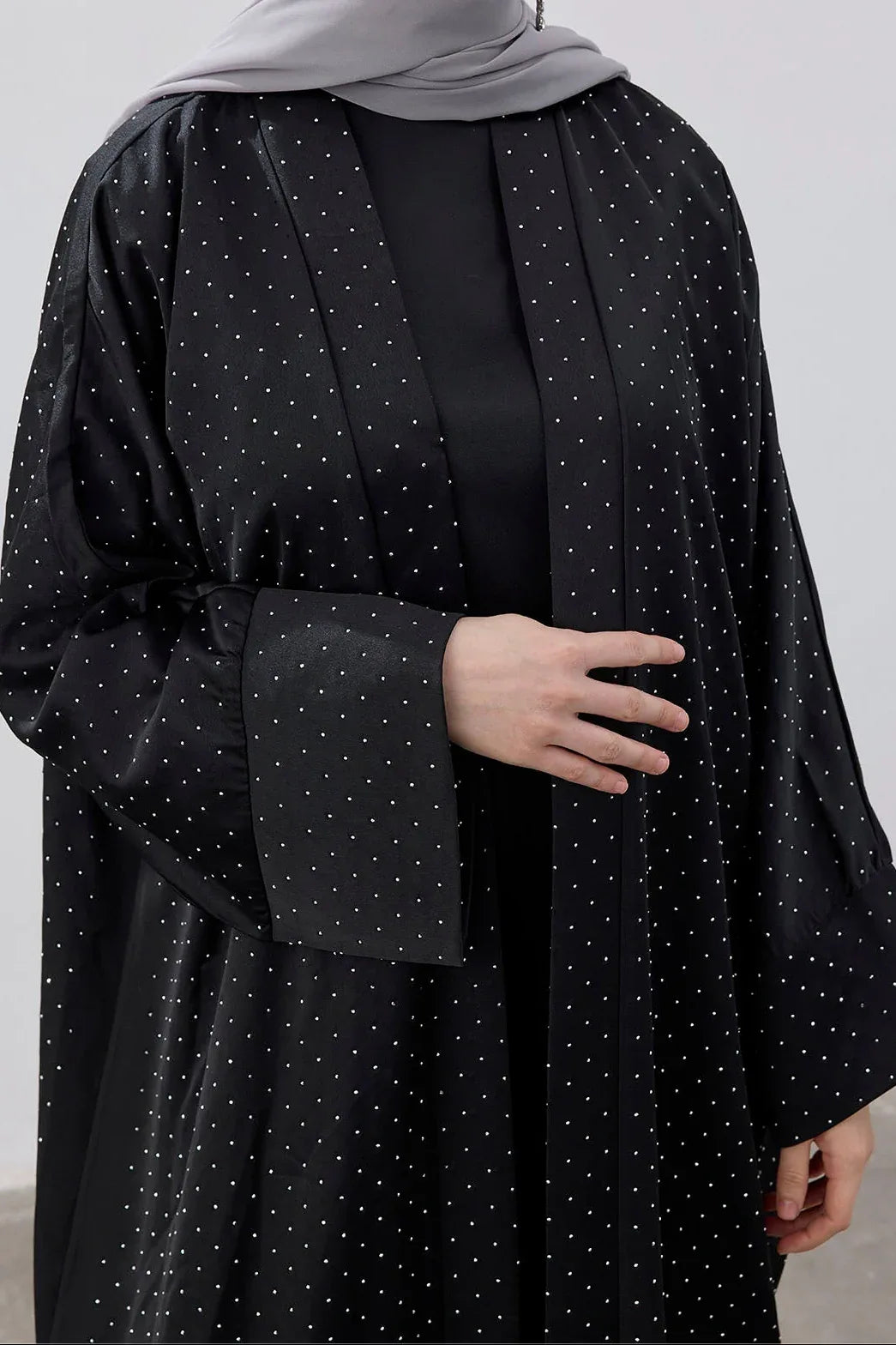 Taşlı Kum Saten Yırtmaçlı Abaya - VIADEL Atelier