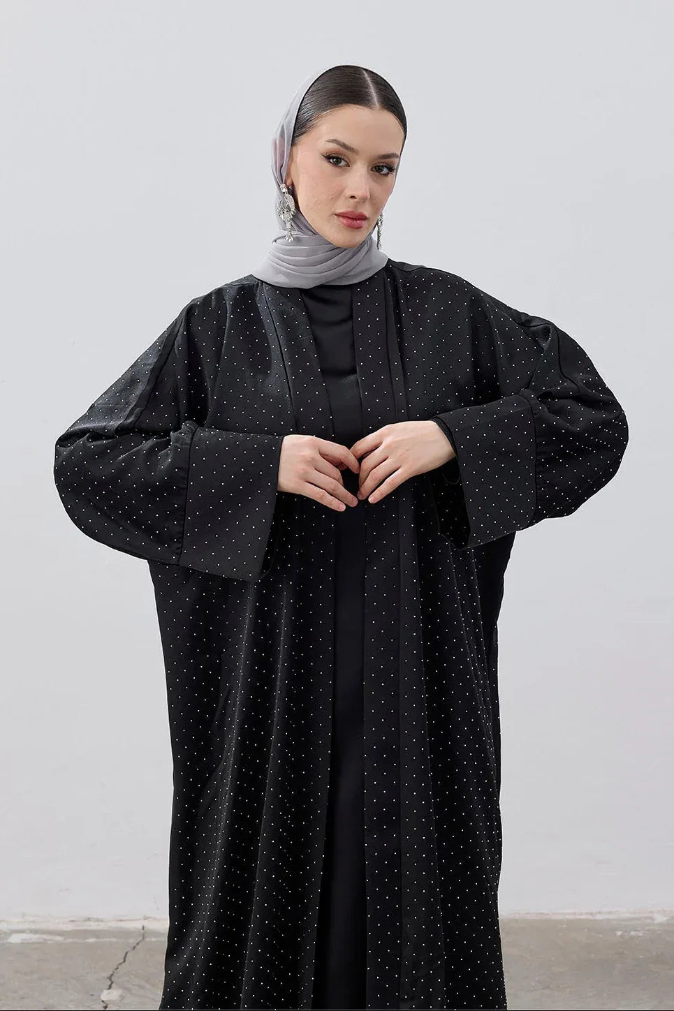 Taşlı Kum Saten Yırtmaçlı Abaya - VIADEL Atelier