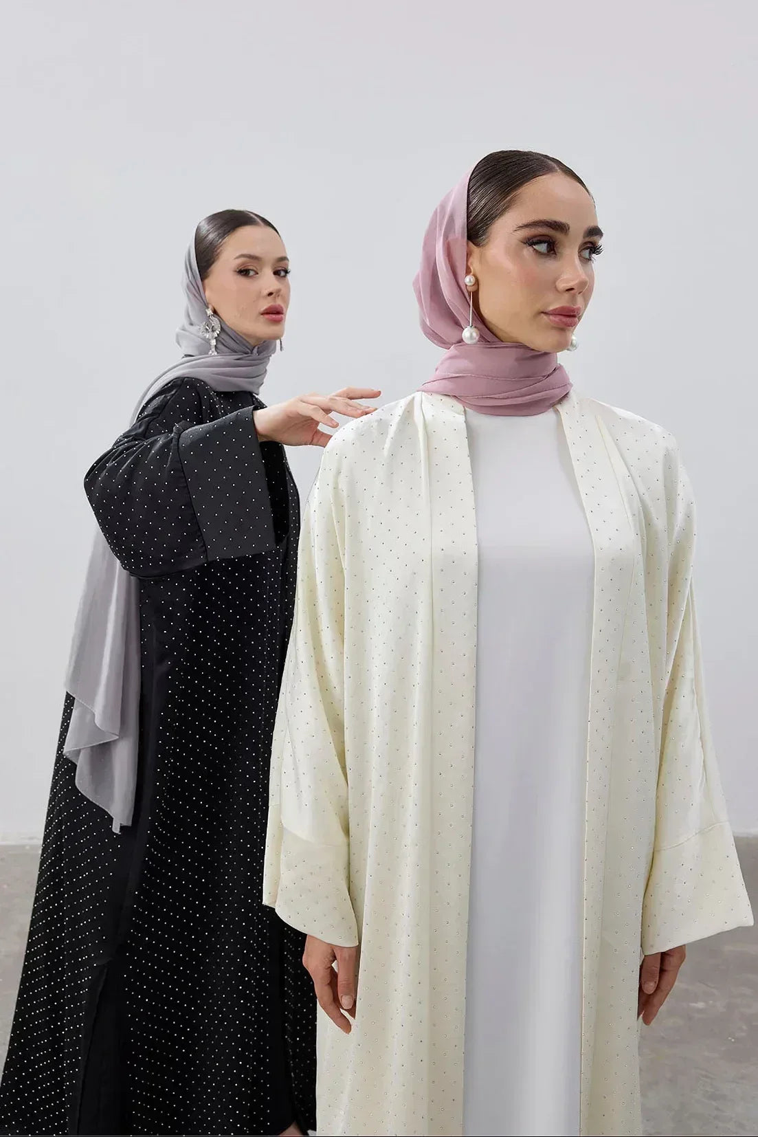 Taşlı Kum Saten Yırtmaçlı Abaya - VIADEL Atelier
