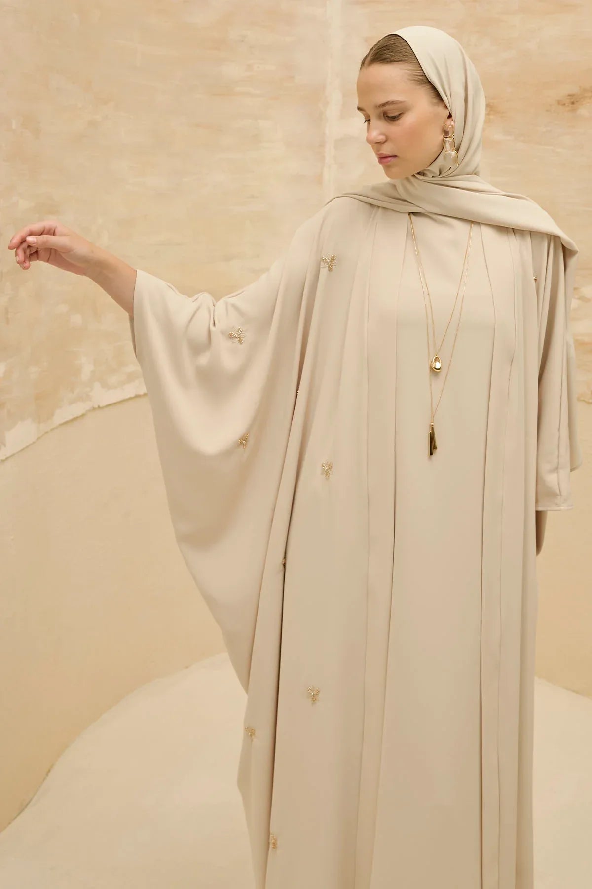 Zarif Çiçek Nakışlı Akışkan Kesim Yarasa Kol Taş Abaya