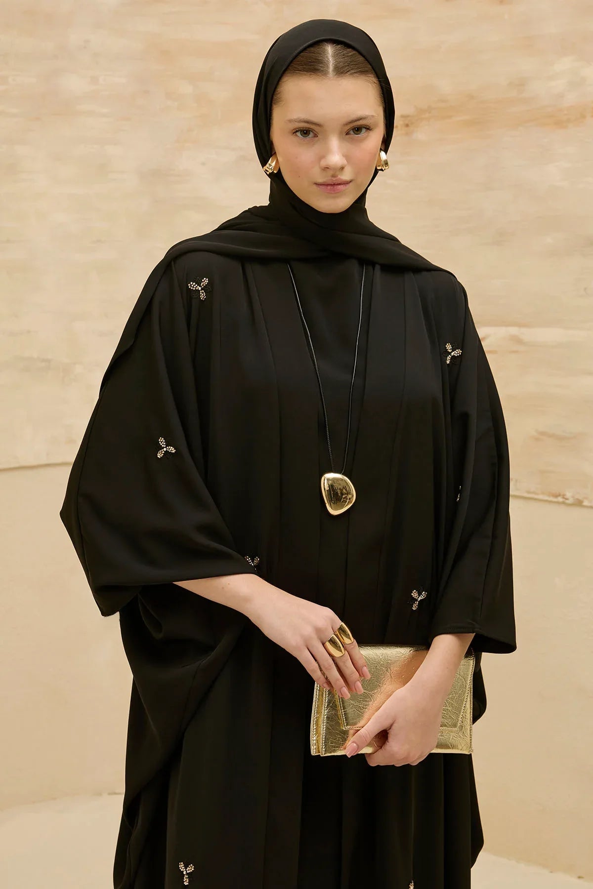 Zarif Çiçek Nakışlı Akışkan Kesim Yarasa Kol Siyah Abaya