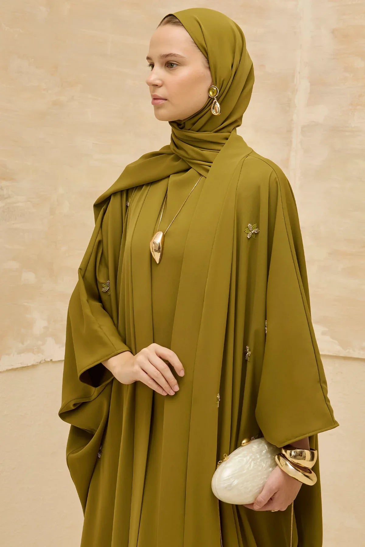 Zarif Çiçek Nakışlı Akışkan Kesim Yarasa Kol Yağ Yeşili Abaya