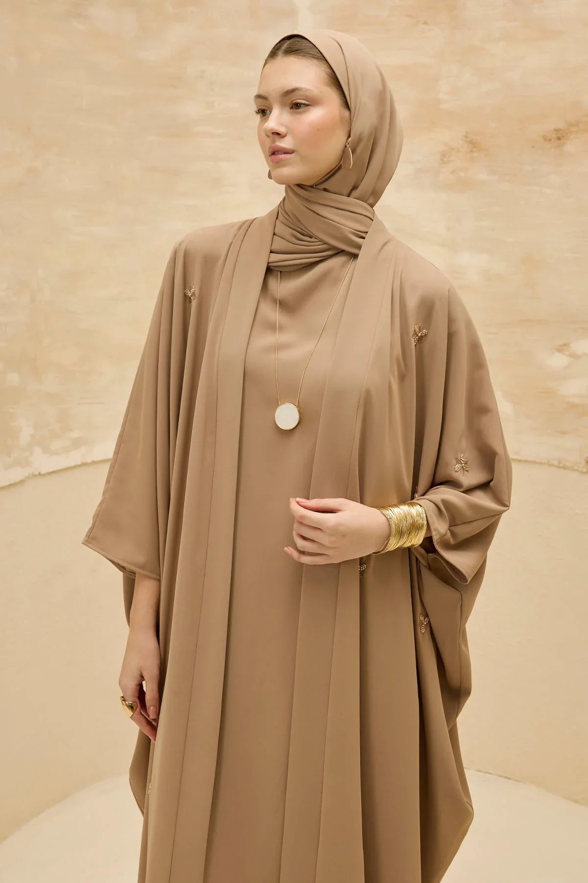 Zarif Çiçek Nakışlı Akışkan Kesim Yarasa Kol Camel Abaya